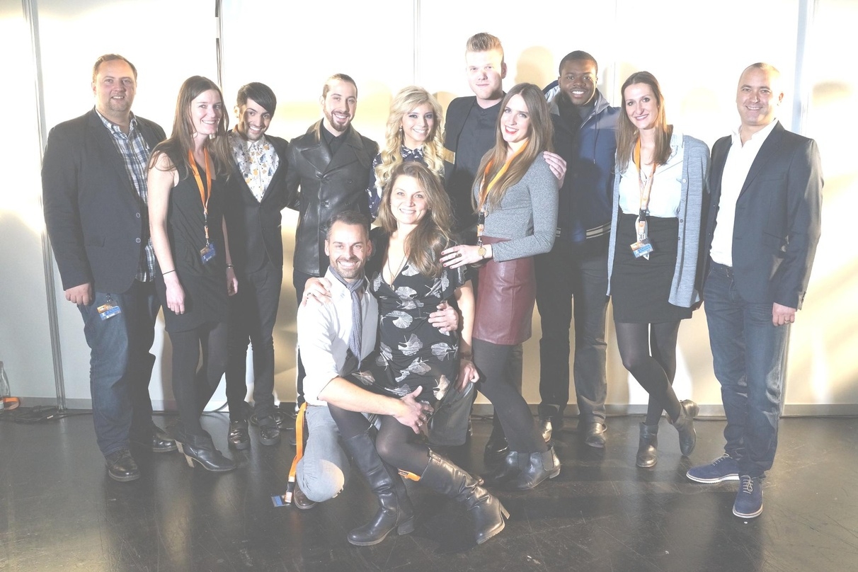 Begrüßten sich im Umfeld von "Wetten, dass ...?": Pentatonix und die Sony-Music-Delegation||Begrüßten sich in Nürnberg (hinten, von links): Nicolai Bader (Promotion Coordination Manager), Vivian Hauner (Head of TV Sony Music International), die Pentatonix-Mitglieder Mitchell Grassi, Avriel Kaplan, Kirstin Maldonado und Scott Hoying, Nicki Shamel (International Product Manager Sony Music US), Kevin Olusola (Pentatonix), Andrea Chilf (Junior Product Manager Sony Music International) und Stefan Goebel (Senior Vice President Sony Music International GSA) sowie (vorn) Florian Ziesmer (Director Promotion Sony Music International) und Susanne Rohde (Promotion Coordination Manager)