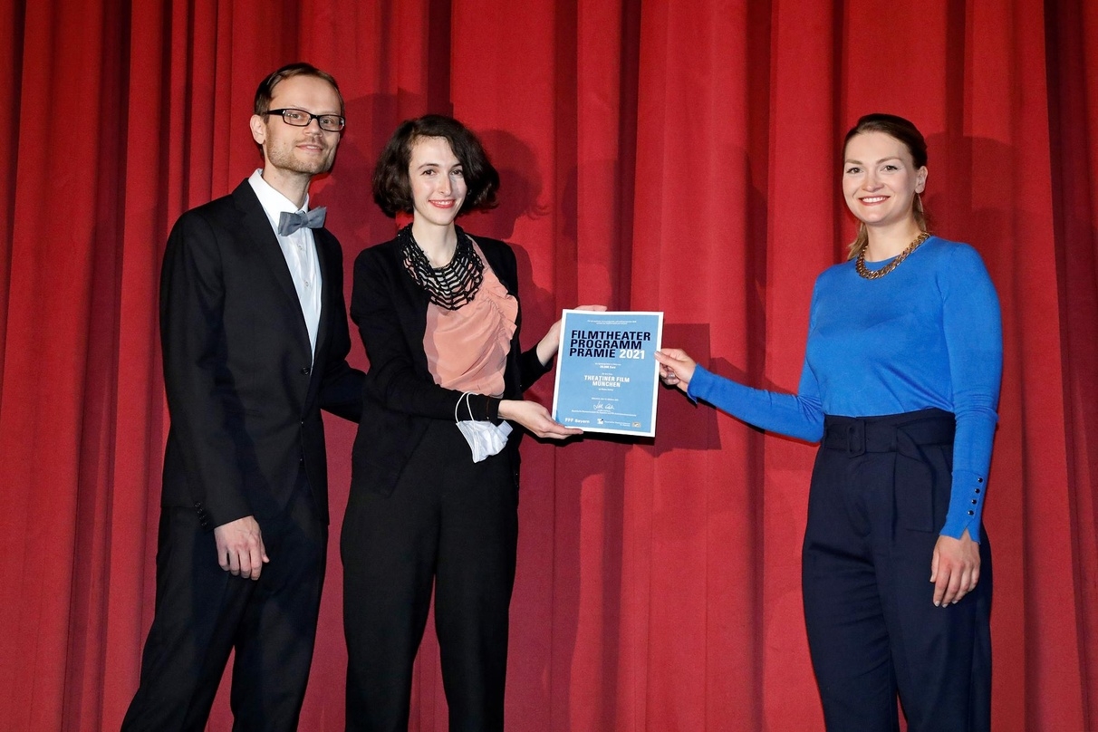 Claire Schleeger und Bastian Hauser nahmen als langjährige Mitarbeiter*innen von Marlies Kirchner die Auszeichnung von Digitalministerin Judith Gerlach entgegen