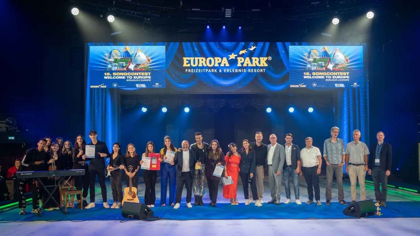 Auf der Bühne in Rust: die "Welcome to Europe"- Protagonist:innen mit Siegerin Clara Pacino (10. von links) und Contest-"Erfinder" Hans Derer (12. von links)