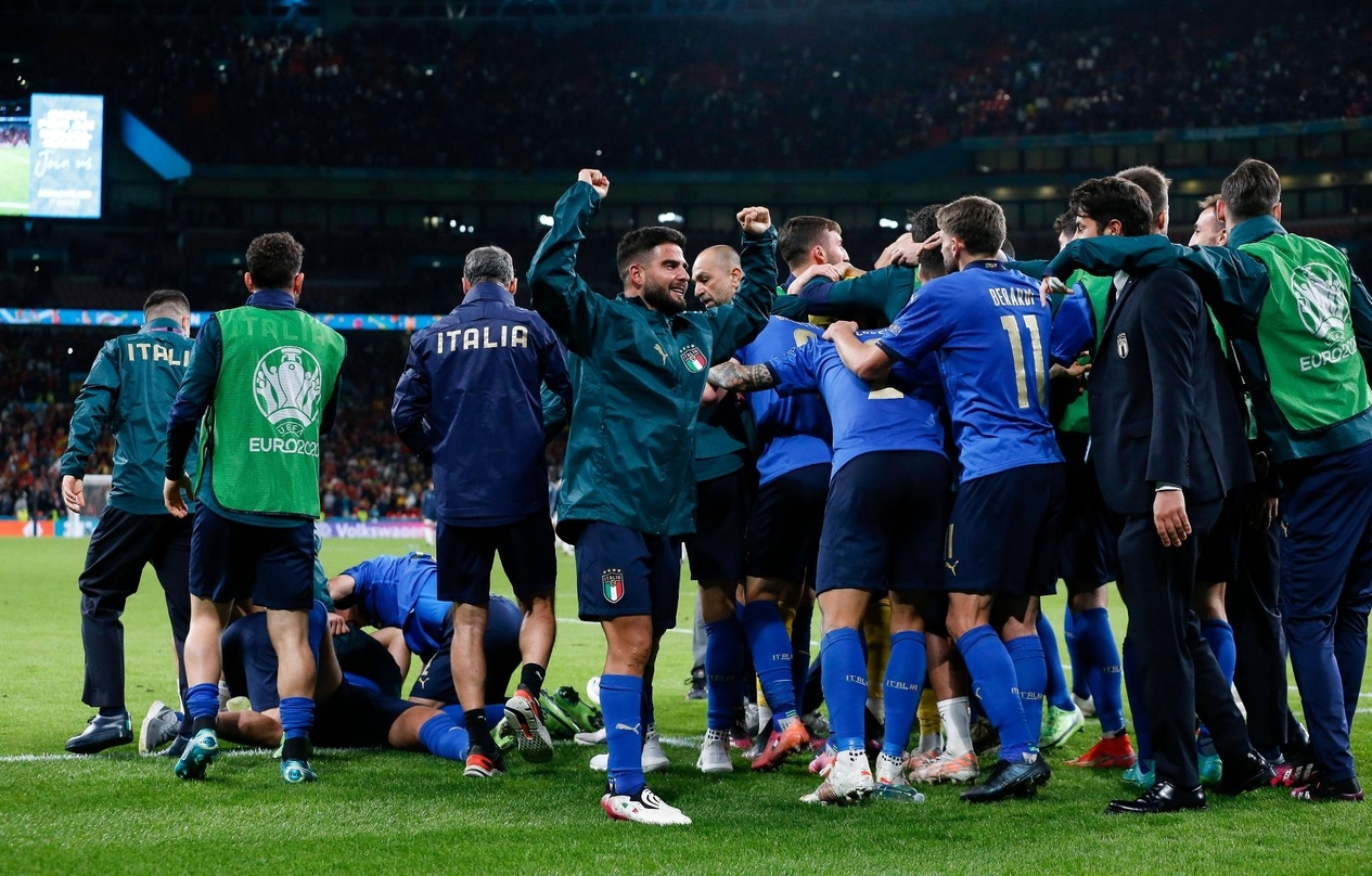 Die Spieler und Betreuer der Squadra Azzurra feiern den Finaleinzug bei der Fußball-EM