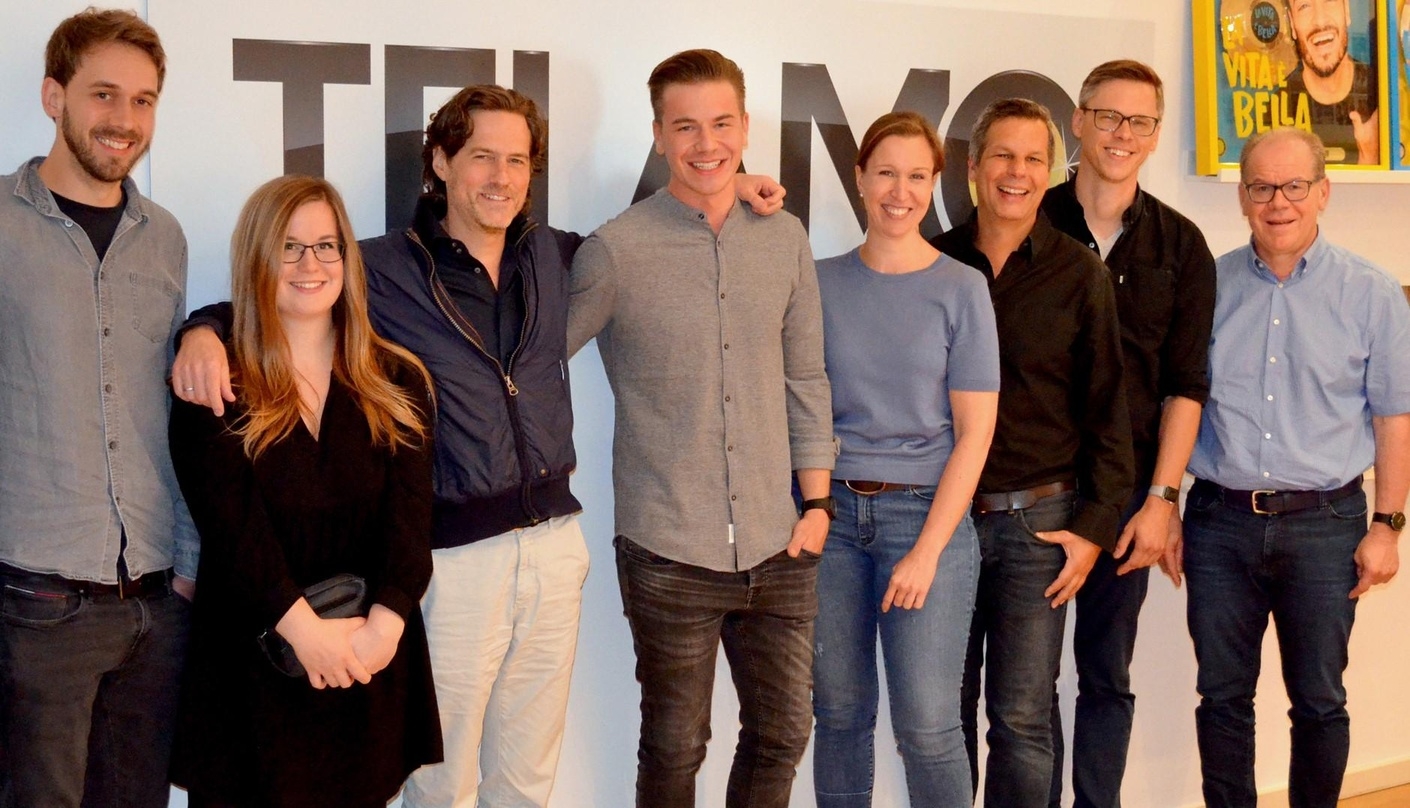 Für ein Foto trafen sich bereits Anfang des Jahres: Eric Philippi (4. von links) und sein Team von Label, Management und Verlag