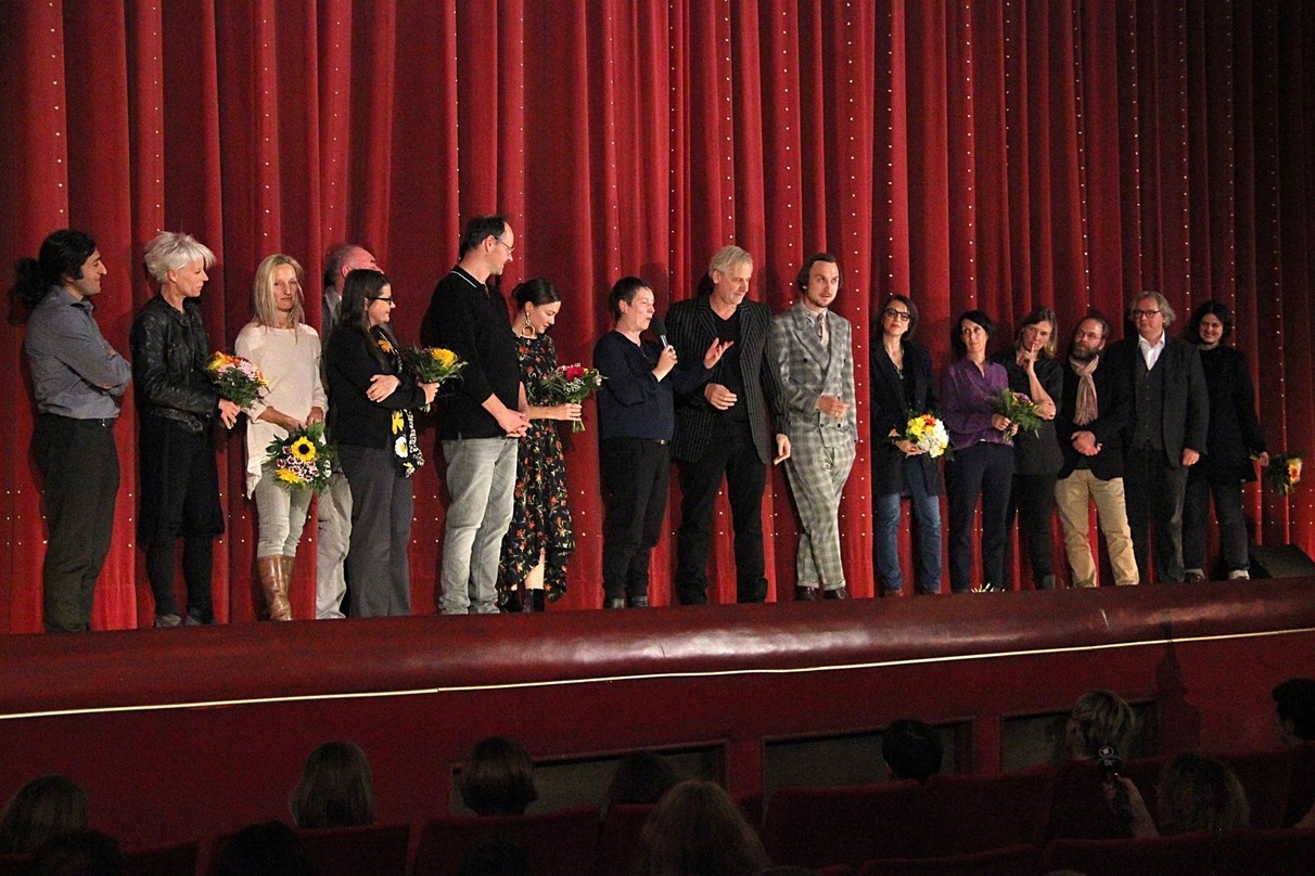 Das Filmteam von "Die Blumen von gestern" bei der feierlichen Eröffnung der 50. Hofer Filmtage