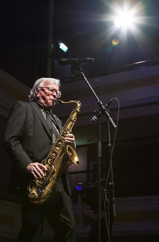 Spielte ein paar Stücke auf dem Saxophon: Klaus Doldinger