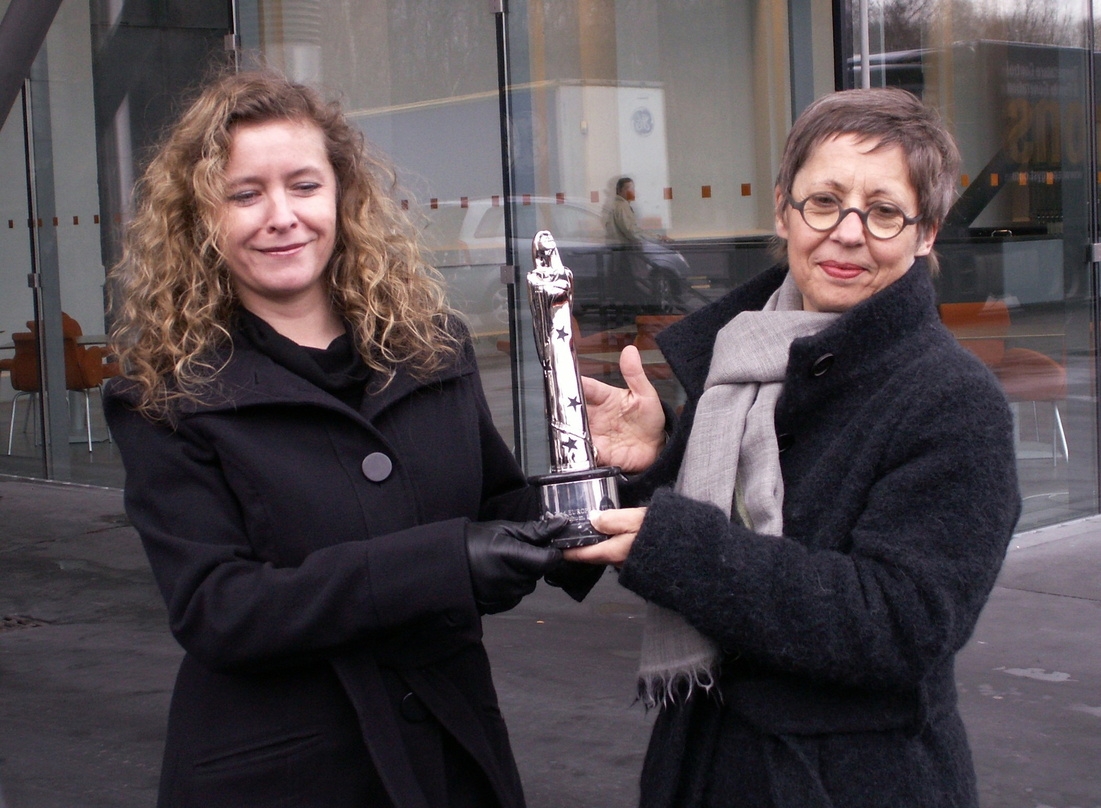 Katja Lucker, Projektmanagerin der "Stadt der Kreativität" von RUHR 2010 (l.) und Marion Döring, Geschäftsführerin der European Film Academy, mit einer EFP-Statue