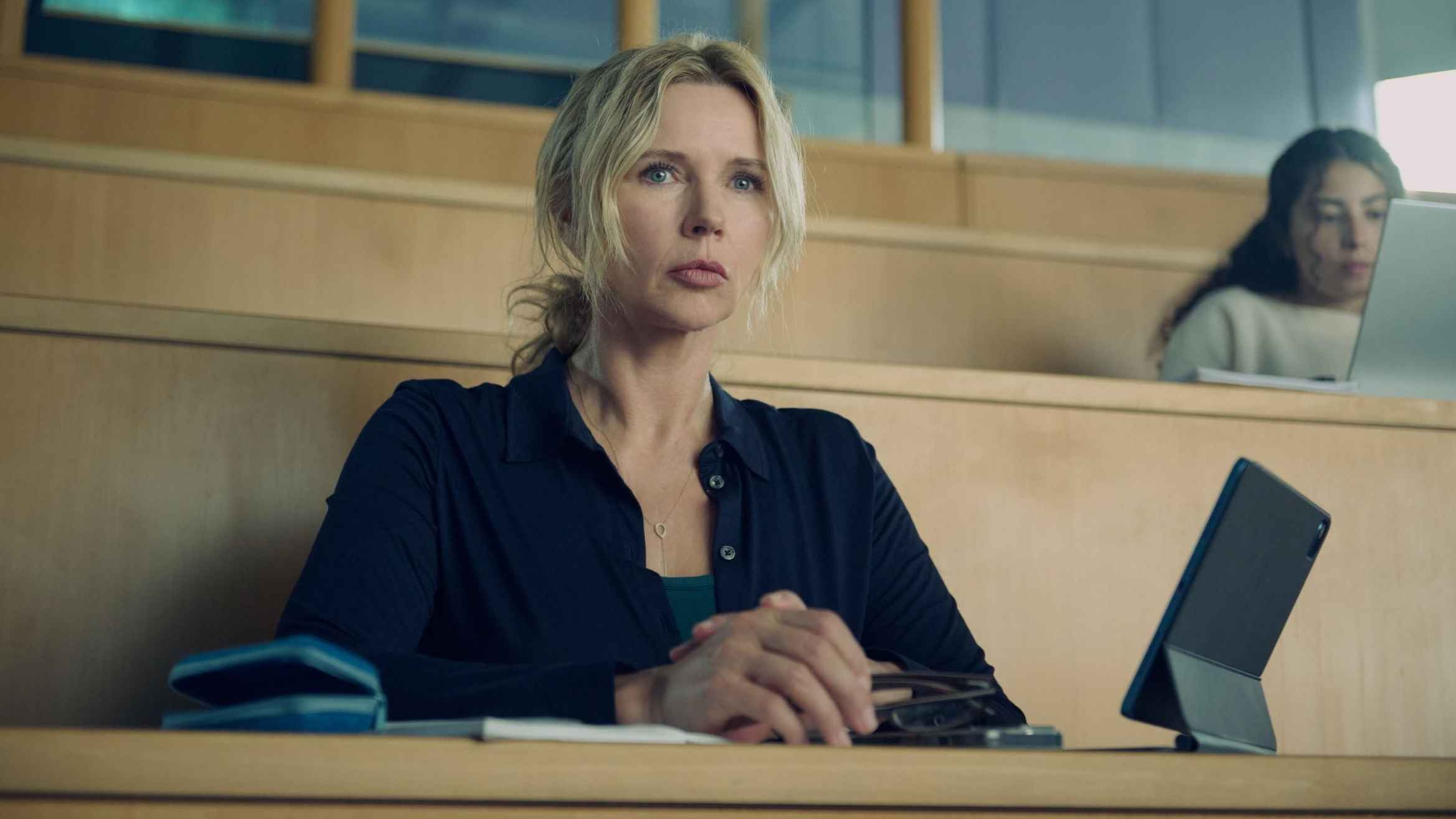 Birgit Reincke (Veronica Ferres) ist unter den Studenten, sie meint dass es nichts
besseres gibt als die KT der Polizei
+++ Die Verwendung des sendungsbezogenen Materials ist nur mit dem Hinweis und Verlinkung auf RTL+ gestattet. +++
