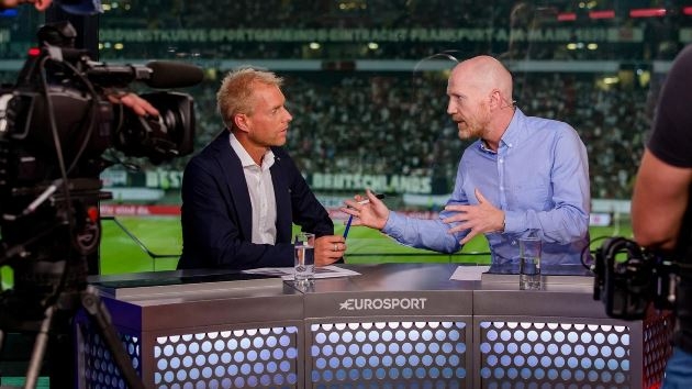 Matthias Sammer (r.) im Gespräch mit Moderator Jan Henkel bei Eurosport