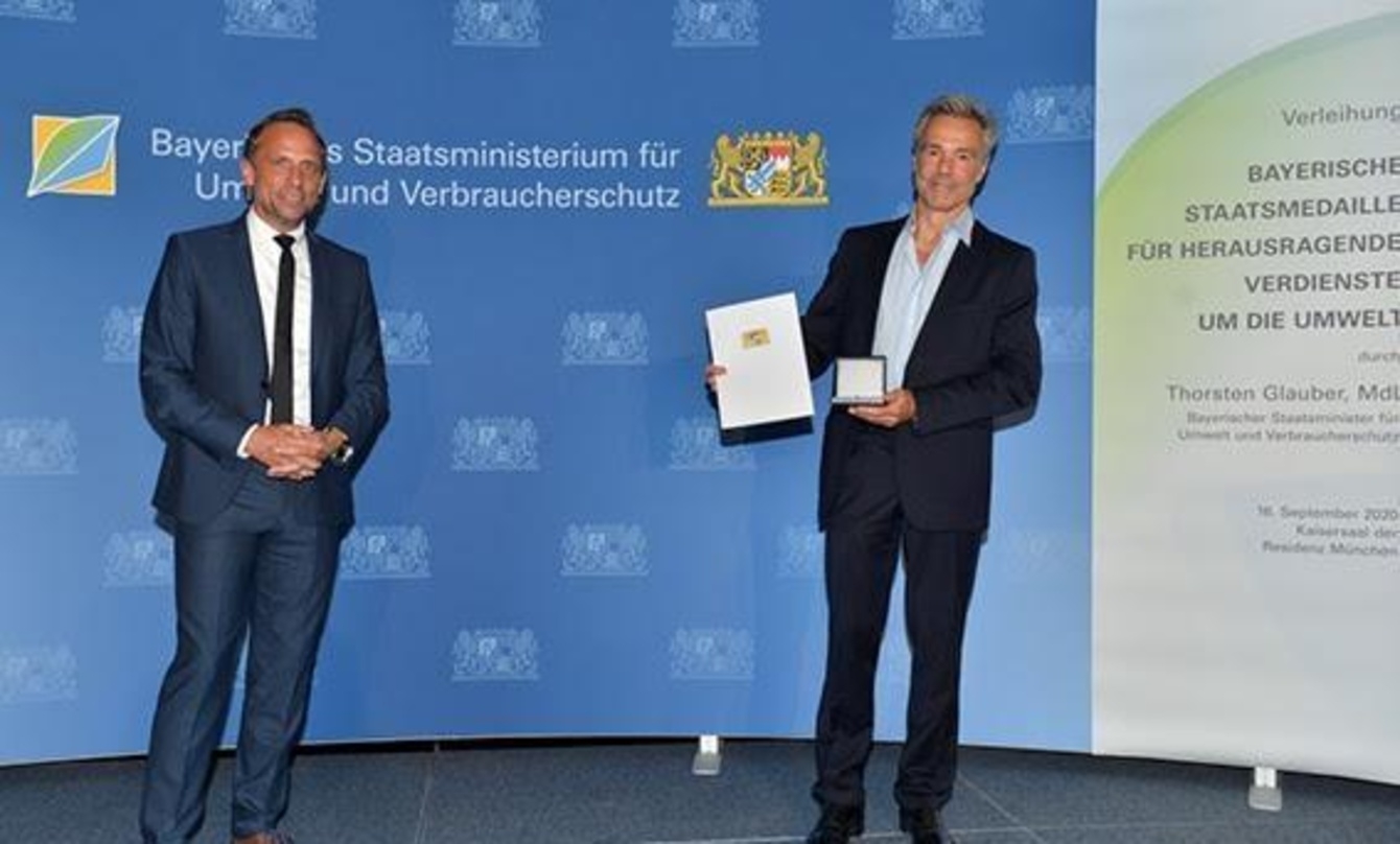 Bayerns Umweltminister Thorsten Glauber (links im Bild) hat Hannes Jaenicke mit der Bayerischen Staatsmedaille ausgezeichnet 