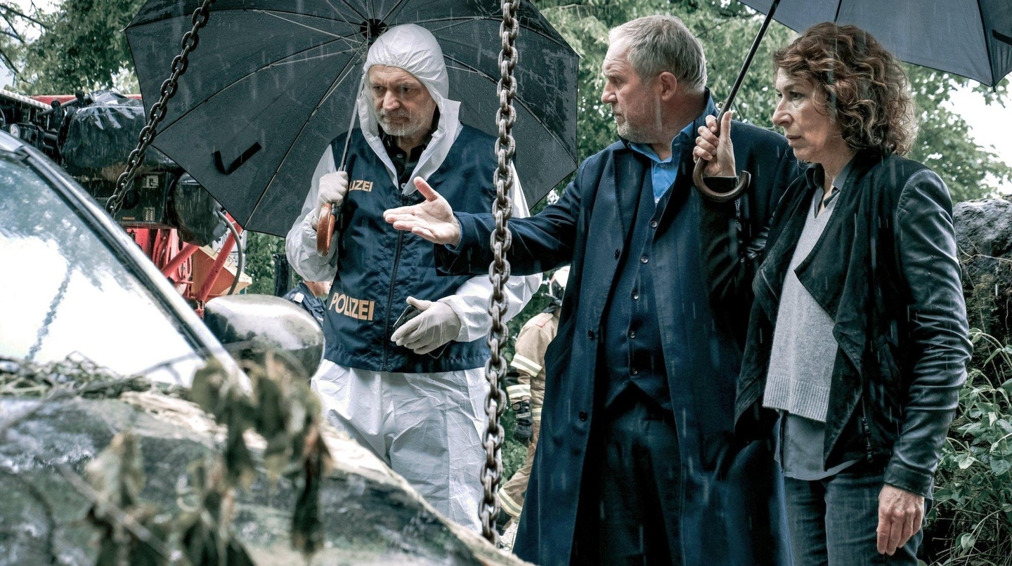 Die Zuschauer ließen die von Harald Krassnitzer (Bildmitte) und Adele Neuhauser gespielten Wiener "Tatort"-Ermittler gestern nicht im Regen stehen