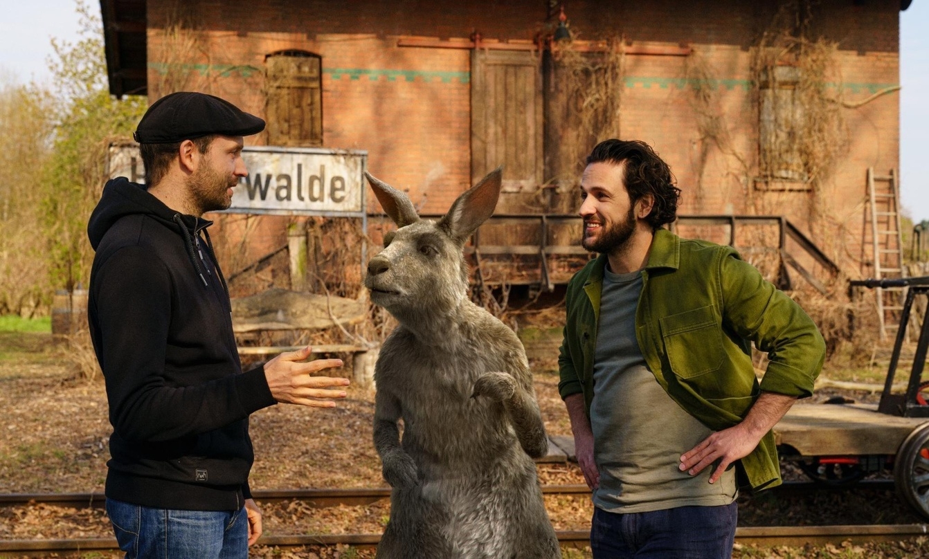 Regisseur Marc-Uwe Kling mit dem Känguru und Darsteller Dimitrij Schaad am Set von "Die Känguru-Verschwörung" 