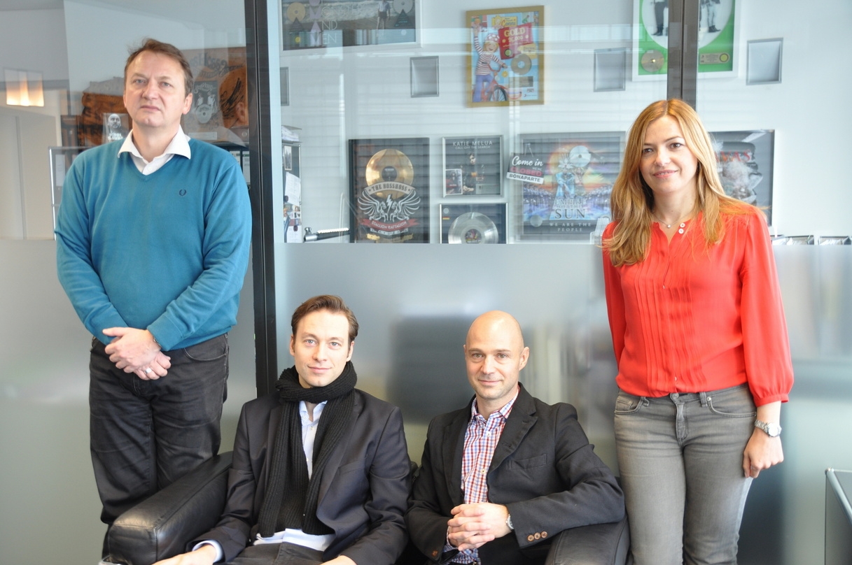 Bei der Vertragsunterzeichnung (von links): Markus Hartmann (Celsius Management), Das Gezeichnete Ich, Patrick Strauch und Karina Poche (beide Sony/ATV)