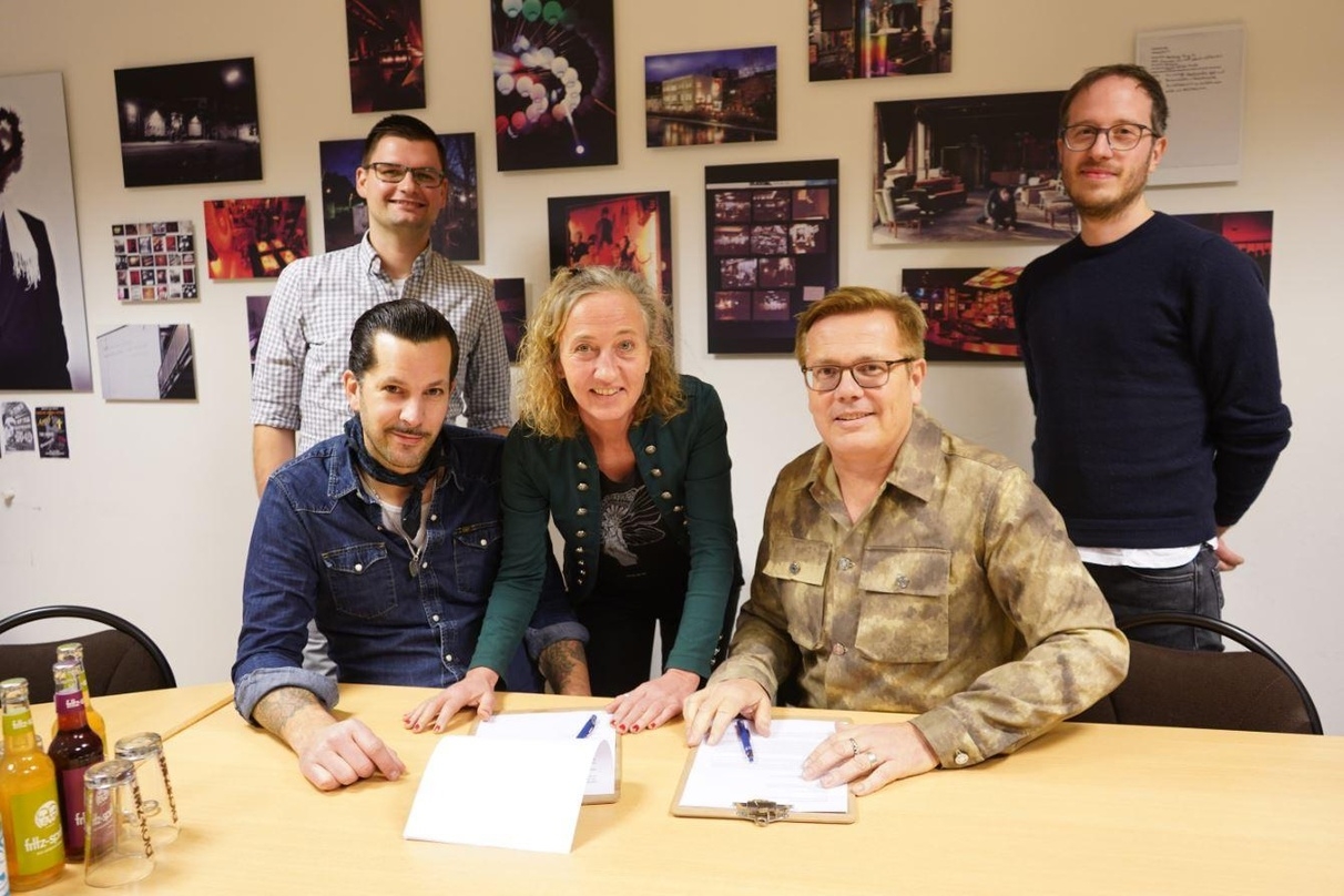 Bei der Unterzeichnung der gemeinsamen Vereinbarung (von links): David Oelschlägel (Ticketmaster), Constantin von Twickel, Susanne Leonhard (beide Clubkombinat), Klaus Zemke und Ben Oertel (beide Ticketmaster)