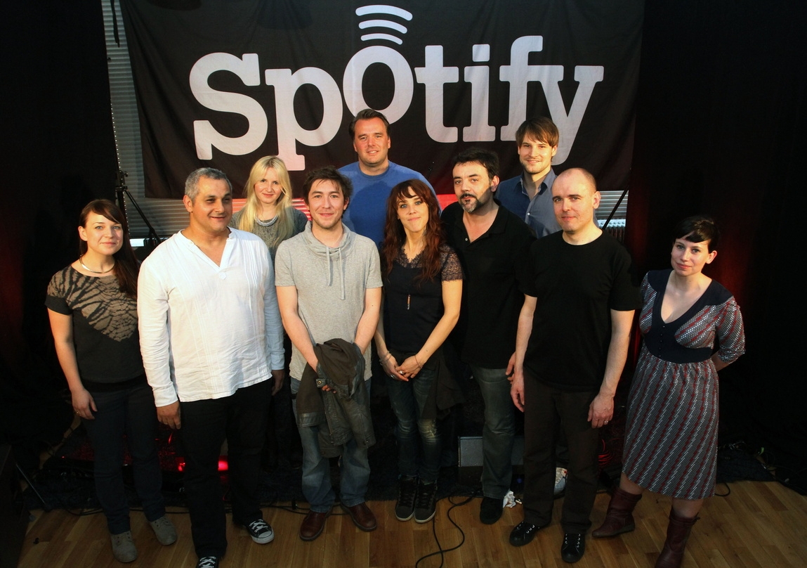 Trafen sich zur "Office Session": Zaz mit ihrer Band und Partnern von Spotify und Sony Music International