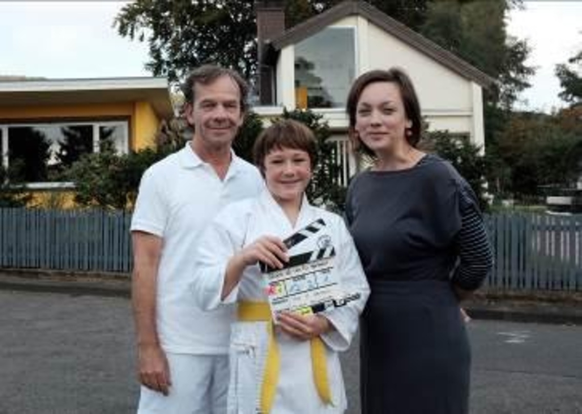 v.l.: Die Darsteller Martin Wuttke und Ella Frey mit Regisseurin Anca Miruna Lazarescu am Set von "Glück ist was für Weicheier"