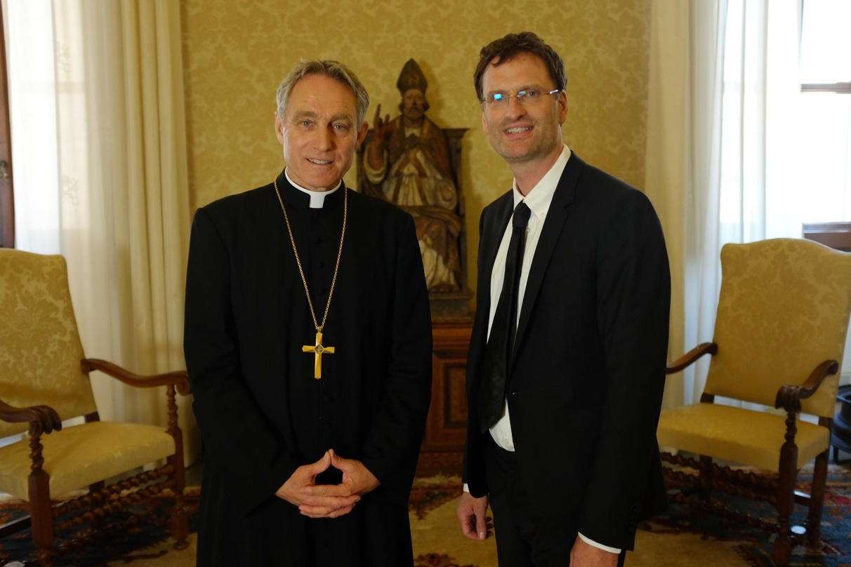 Christoph Röhl, Autor und Regisseur des Dokumentarfilms "Defender of the Faith" (re.), mit dem Privatsekretär von Papst Benedikt XVI., Georg Gänswein