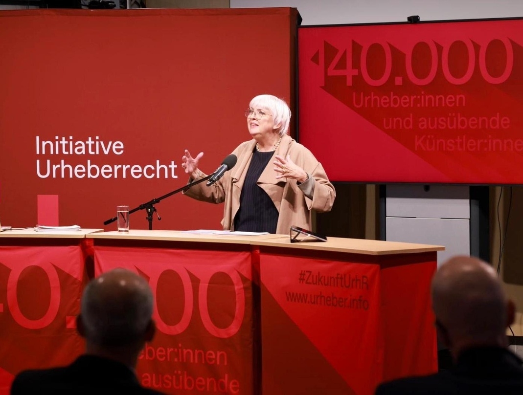 Positioniert sich politisch auf Seite der Urheber:innen: Claudia Roth in der Akademie der Künste in Berlin