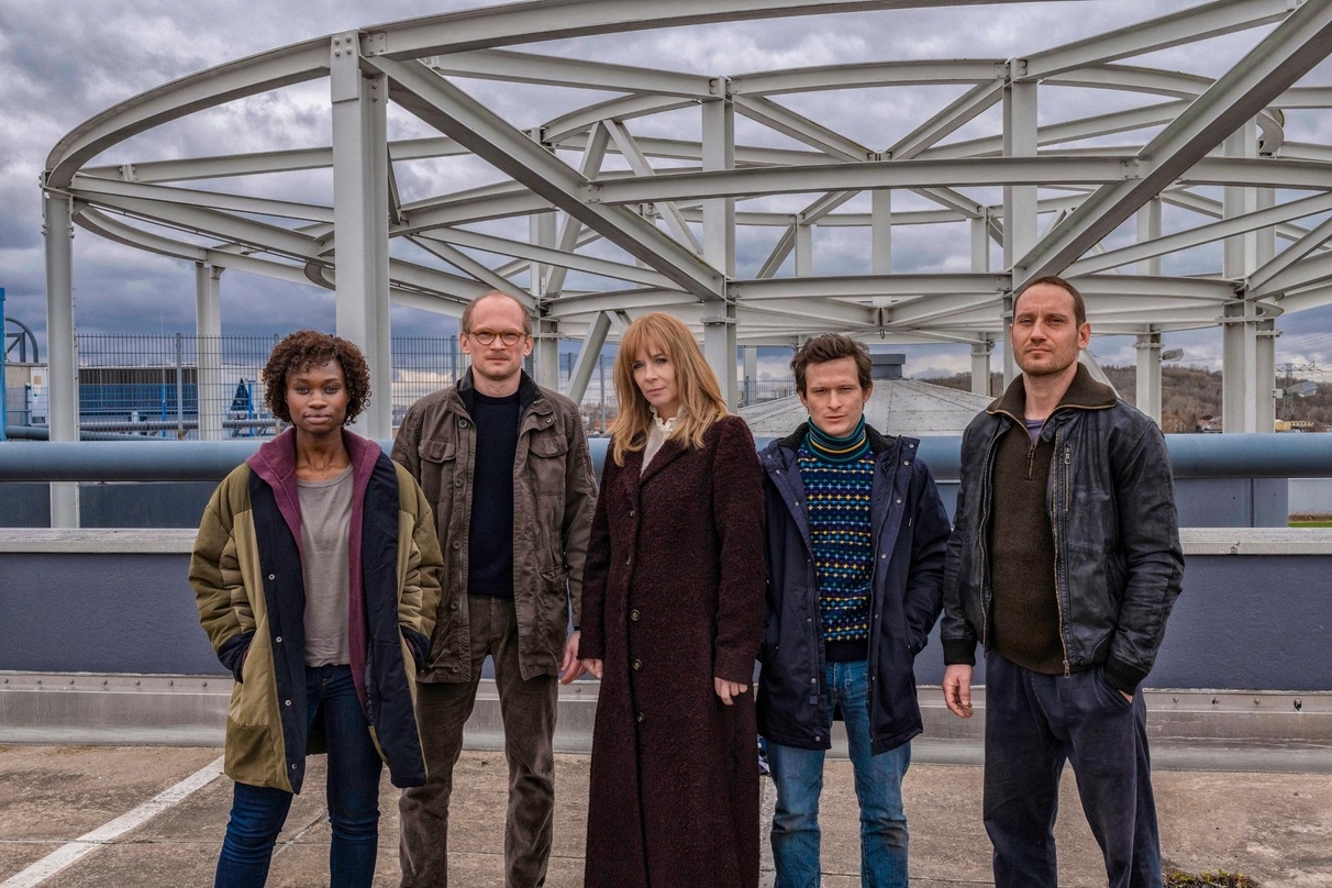 Am Set von "Der Überfall" (v.l.n.r.): Lorna Ishema als Antonia Gebert, Bernhard Conrad als Oliver Meyer, Katja Riemann als Paula Schönberg, Joel Basman als Daniel Kowalski und Sebastian Zimmler als Frank Worms