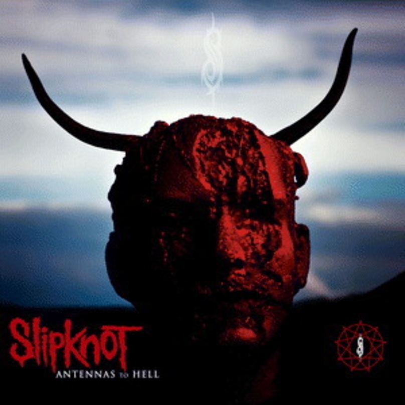 Zwei der kommenden Roadrunner-Schwerpunkte: Slipknot mit ihrem Best-of-Album "Antennas To Hell" und "The Secrets Of Life" von At The Skylines