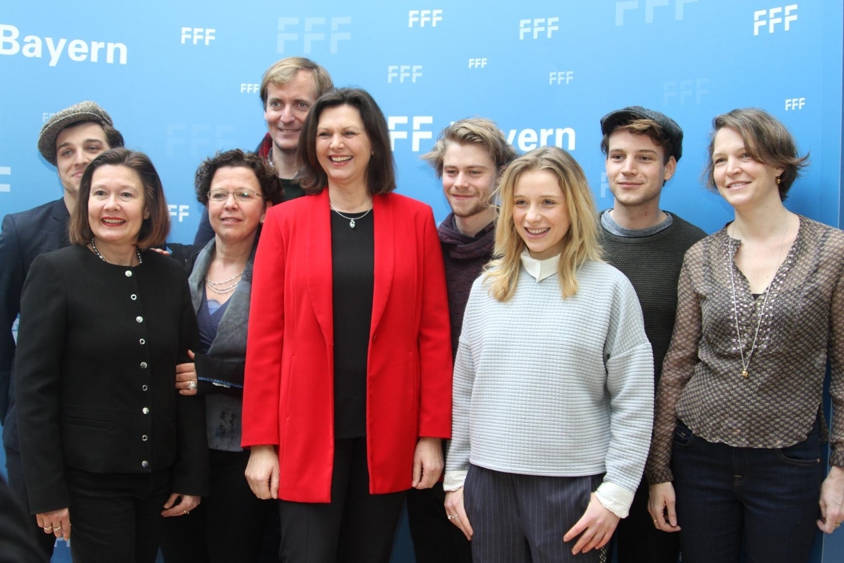 Bayerns Medienministerin Ilse Aigner (5.v.l.) mit der neuen FFF-Geschäfstführerin Carolin Kerschbaumer (2.v.l.) und dem Team von "Das schweigende Klassenzimmer" um Regisseur Lars Kraume (4.v.l.)
