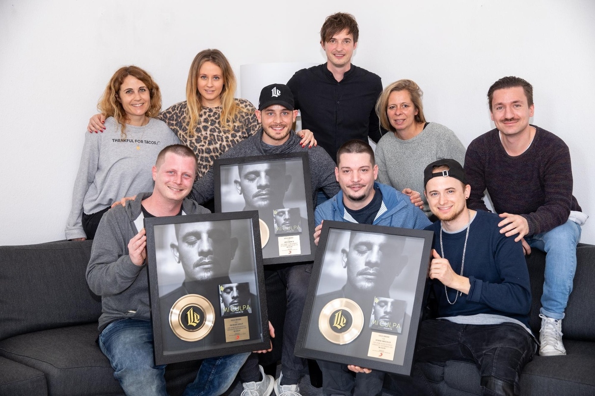 Hat Grund zu feiern: Loco Escrito (Mitte) mit seinem Management und den Partnern von Sony Music Schweiz