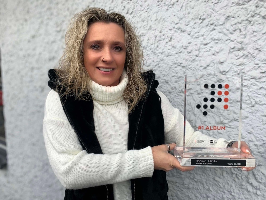 Dankt ihren Fans: Daniela Alfinito mit ihrem neuen Nummer 1 Award