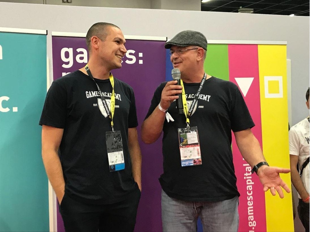Felix Ising (links) und Thomas Dlugaicyk verkünden den Zusammenschluss auf der gamescom 2019.
