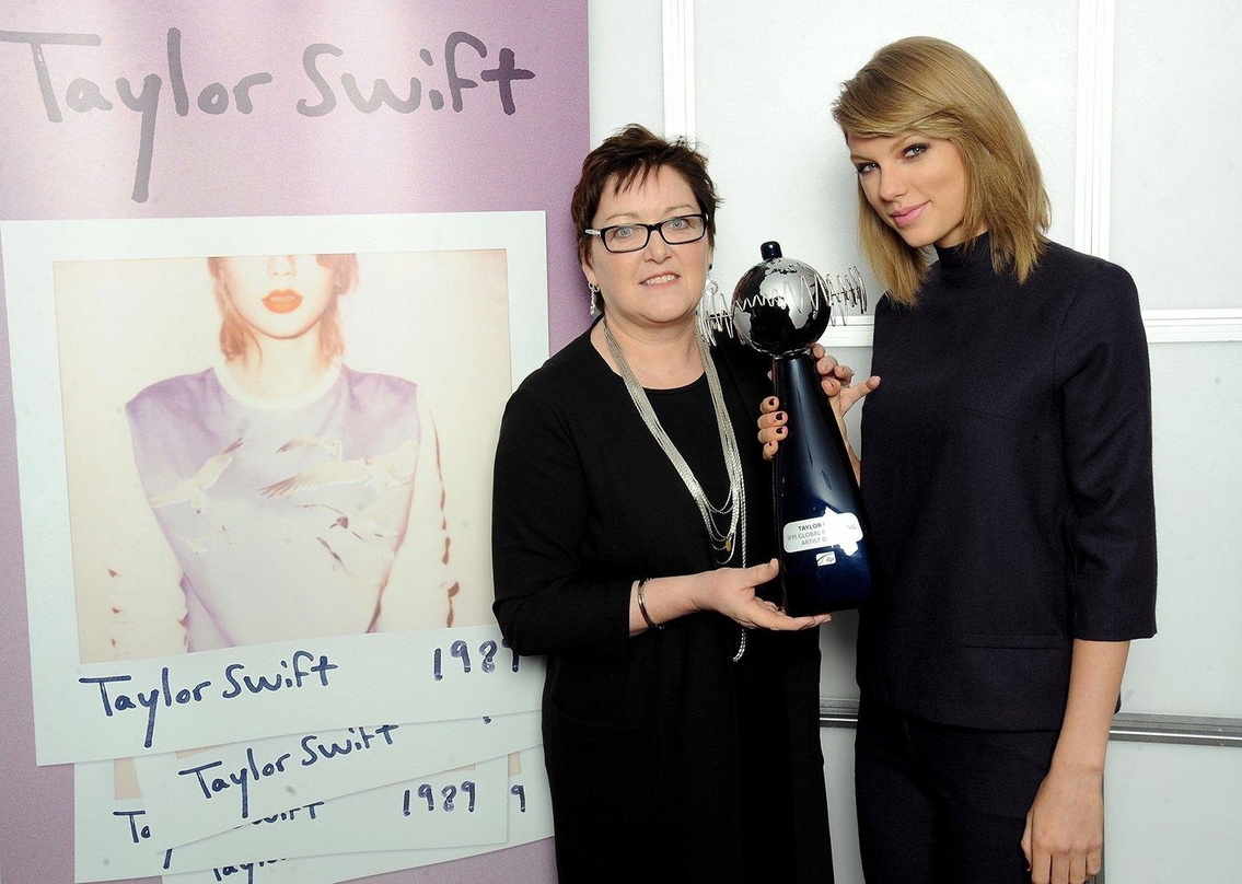 Kann die Erfolgsgeschichte von "1989" fortschreiben: Taylor Swift (rechts), hier mit IFPI-Chefin Frances Moore bei der Verleihung der Trophäe für den Global Recording Artist 2014 in der Londoner O2