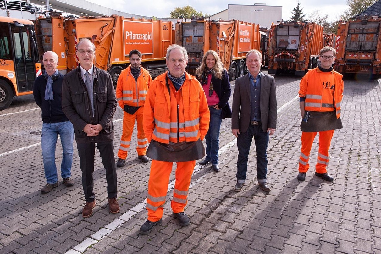 Am Set von "Die Drei von der Müllabfuhr" (v.l.n.r.): Hagen Bogdanski, Martin Brambach, Aram Arami, Uwe Ochsenknecht, Doris Zander, Rainer Strecker, Jörn Hentschel