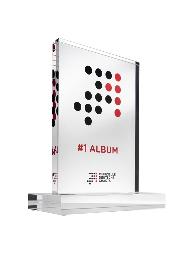 Gibt es als Belohnung für die Künstler, die den Gipfel der Top 100 Longplay erklimmen: der #1 Award der Offiziellen Deutschen Charts