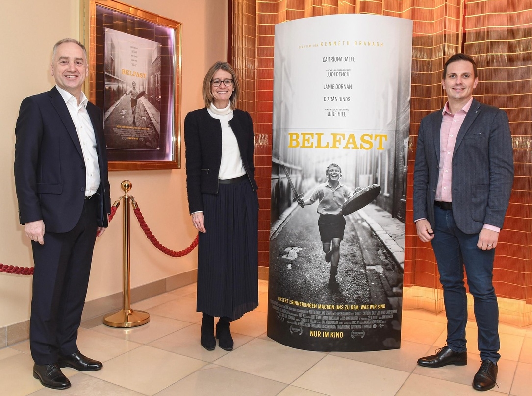 Beim Special Screening von "Belfast" in Berlin: der irische Botschafter Dr. Nicholas O'Brien, die britische Botschafterin Jill Gallard und Dr. Torben Schiller (Universal Pictures, v.l.n.r.)