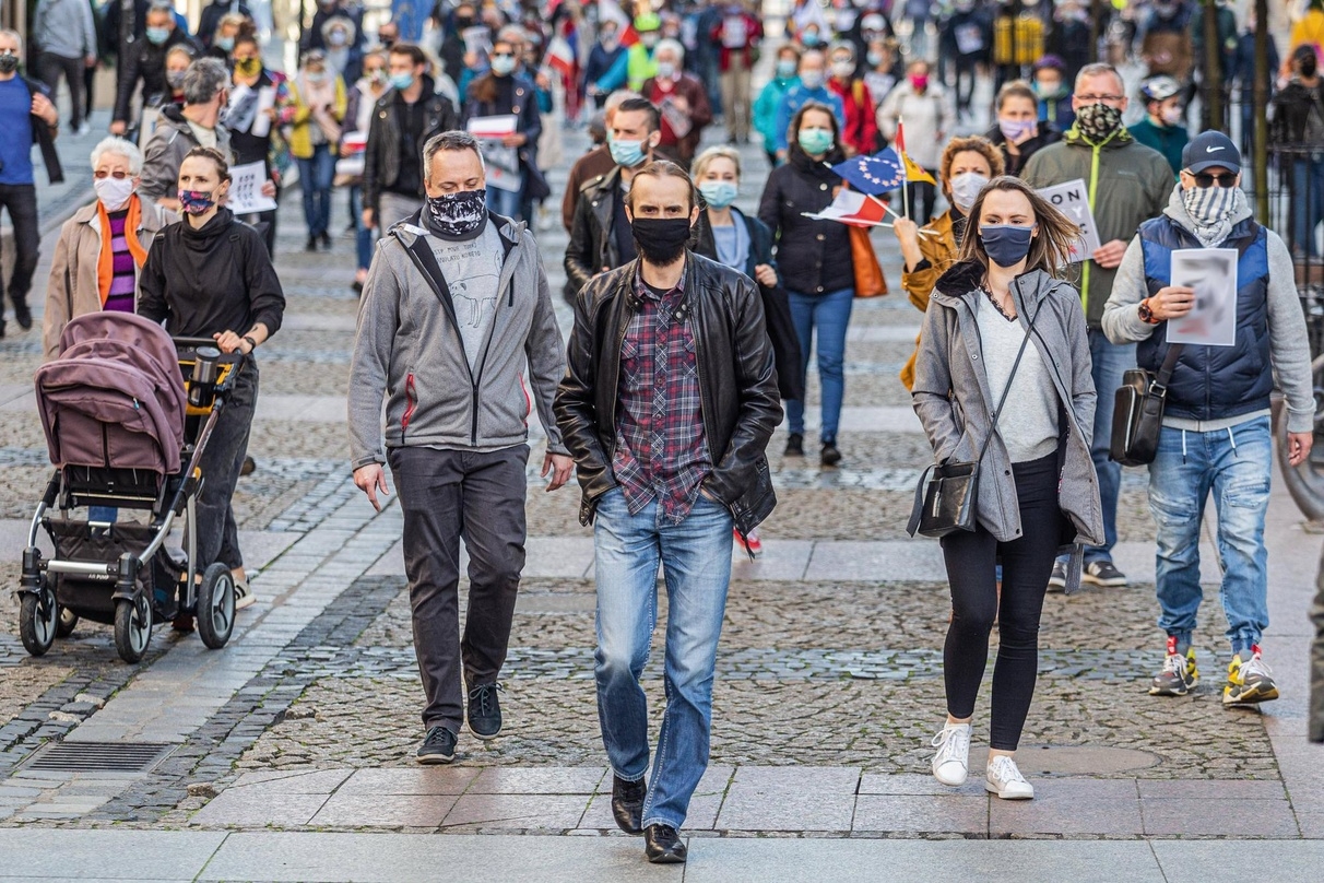 Zeichen für eine veränderte Welt im Zeichen der Pandemie: Maskenträger auf der Straße