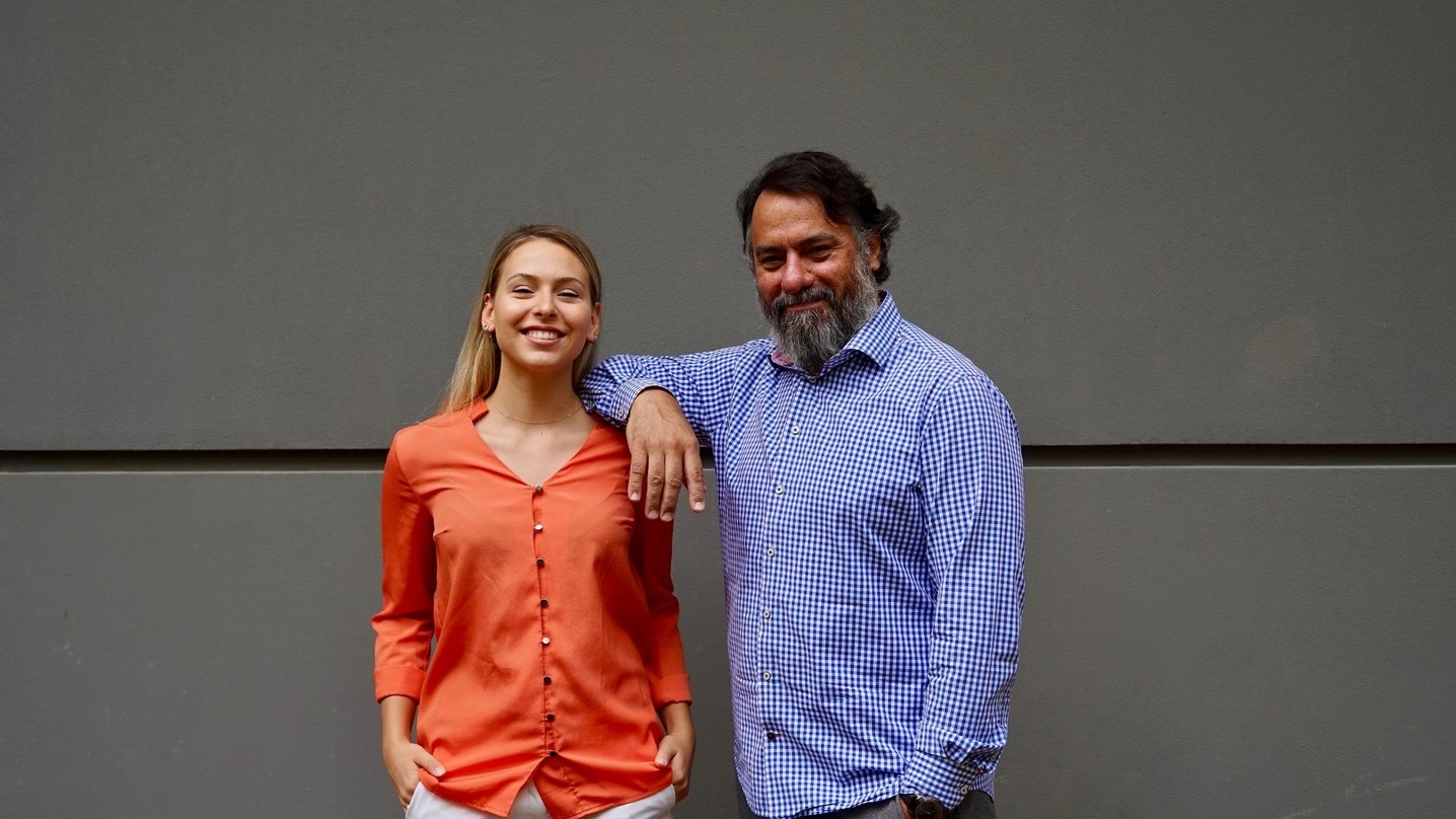 Geschäftsführerin und Mitgründerin von bentoTV Ecem Yüksel mit ihrem Vater Ünal Yüksel, Gründer und CEO des IT-Dienstleisters GOVINET