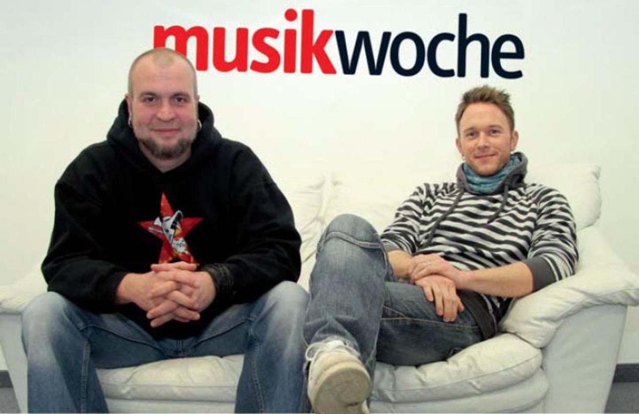 Erläuterten auf der MusikWoche-Couch den Wechsel zu Universal Music: Thomas Lindner (links) und Stefan Brunner von Schandmaul