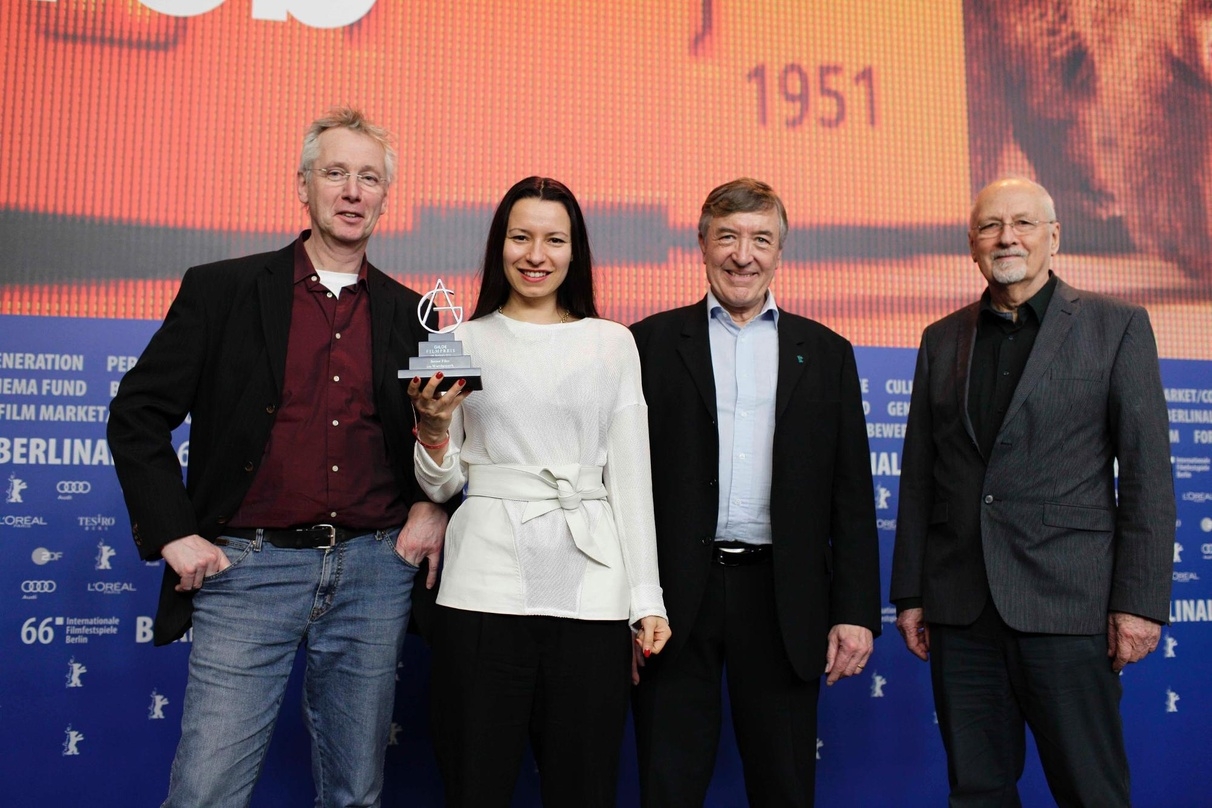 Gilde-Filmpreisträgerin Anne Zohra Berrached (2.v.l.) mit den Jurymitgliedern Hans Jörg Blondiau, Adrian Kutter und Louis Anschütz (v.l.)