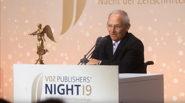 Bundestagspräsident Wolfgang Schäuble erhielt vom VDZ eine Ehren-Victoria bei der Publishers' Night