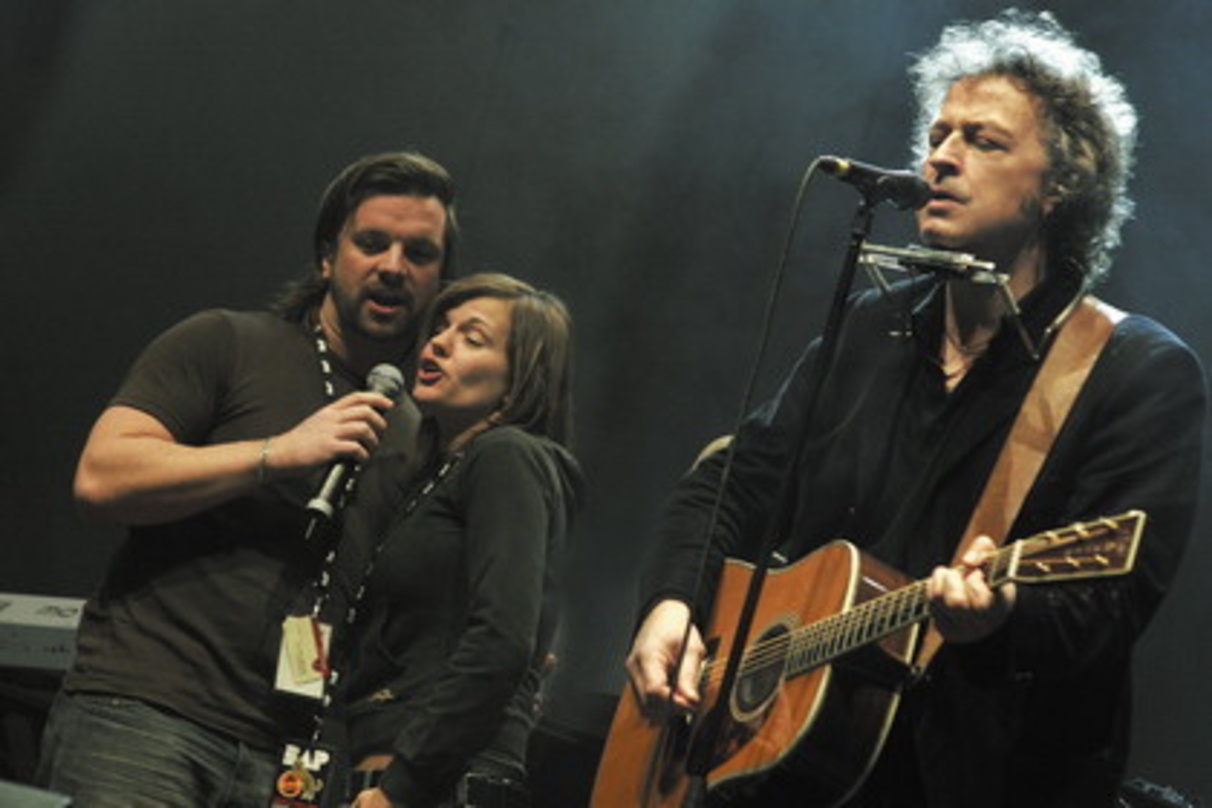 Vereint in der KölnArena (v.l.n.r.): Henning Wehland, Marta Jandova und Wolfgang Niedecken