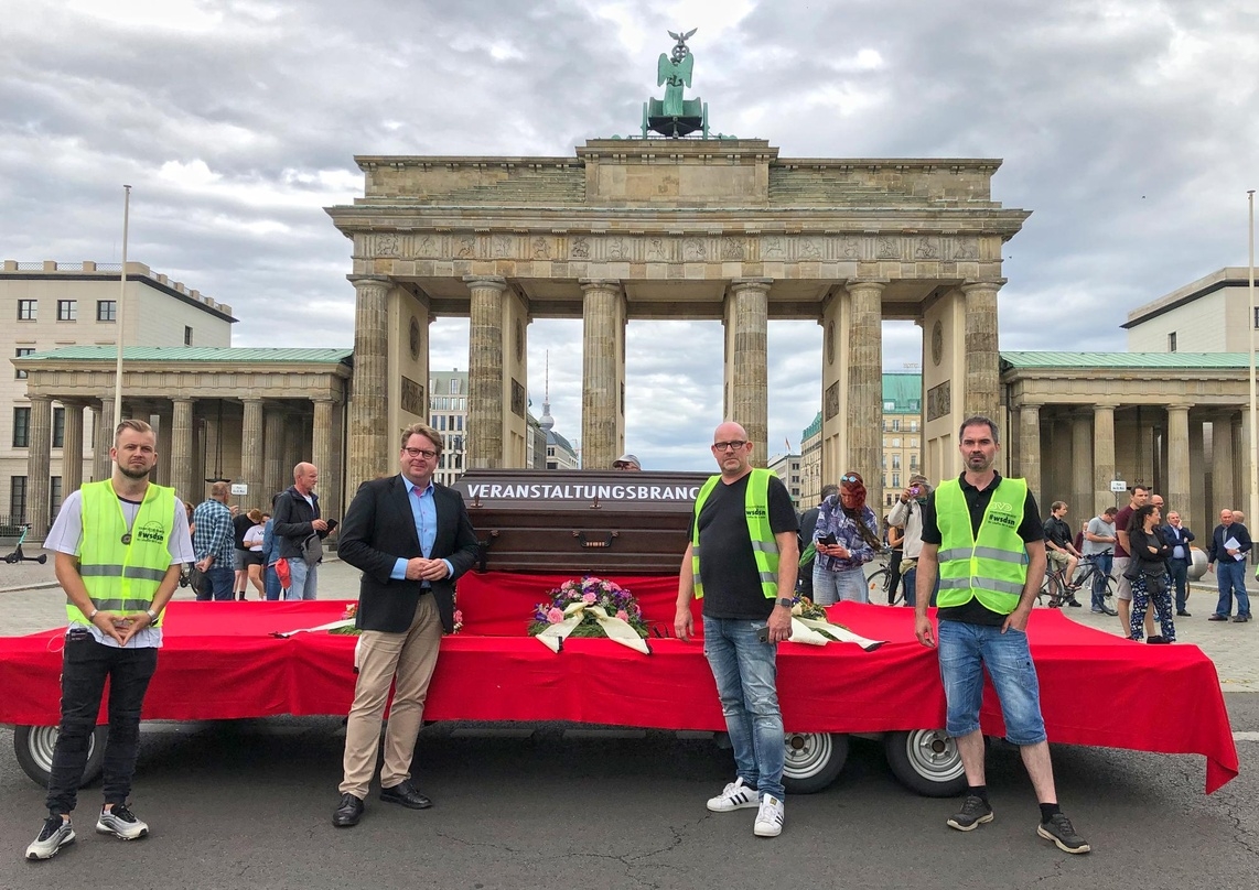 Mit dem Sarg der "toten Veranstaltungsbranche" in Berlin (von links): Jannis Schreiner (Vize-Präsident BVD), Carsten Müller (Bundestagsabgeordneter, CDU), Dirk Wöhler (Präsident BVD) und Hendrik Scholz (Finanzvorstand BVD)