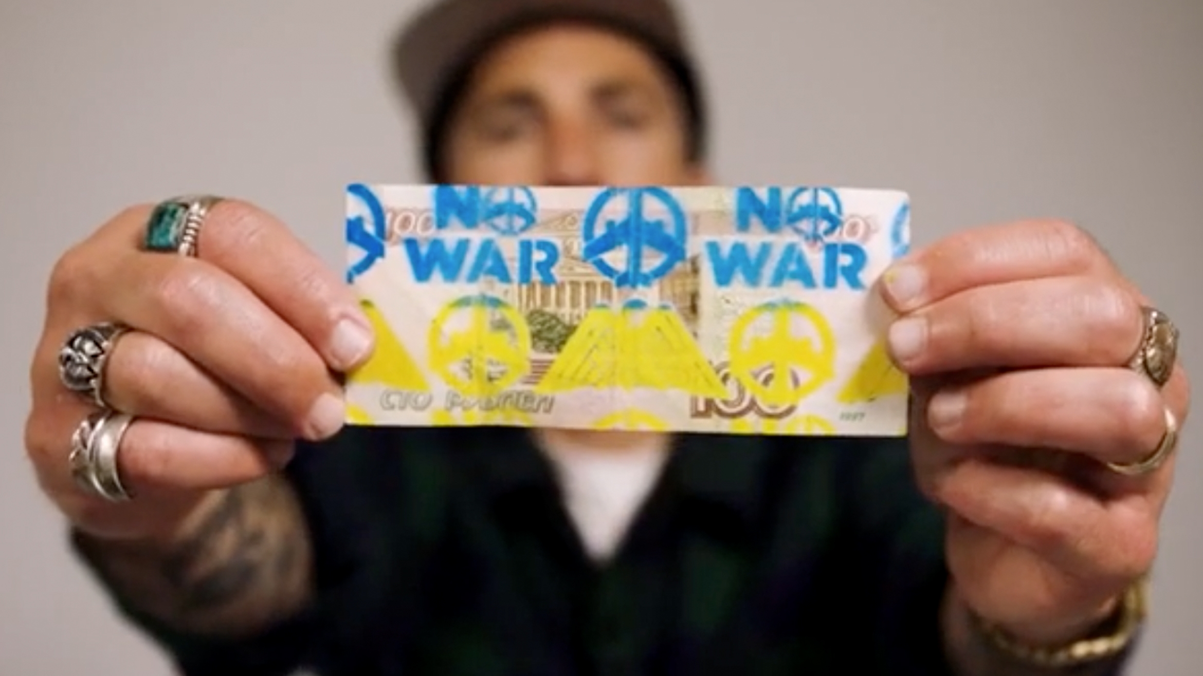 Der international bekannte Streetwear-Designer Benny Gold hat gleich mehrere Rubel-Noten mit Anti-Kriegsbotschaften versehen –