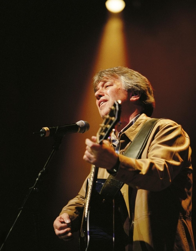 Rolf Zuckowski 2002 bei einem Konzert in Balve