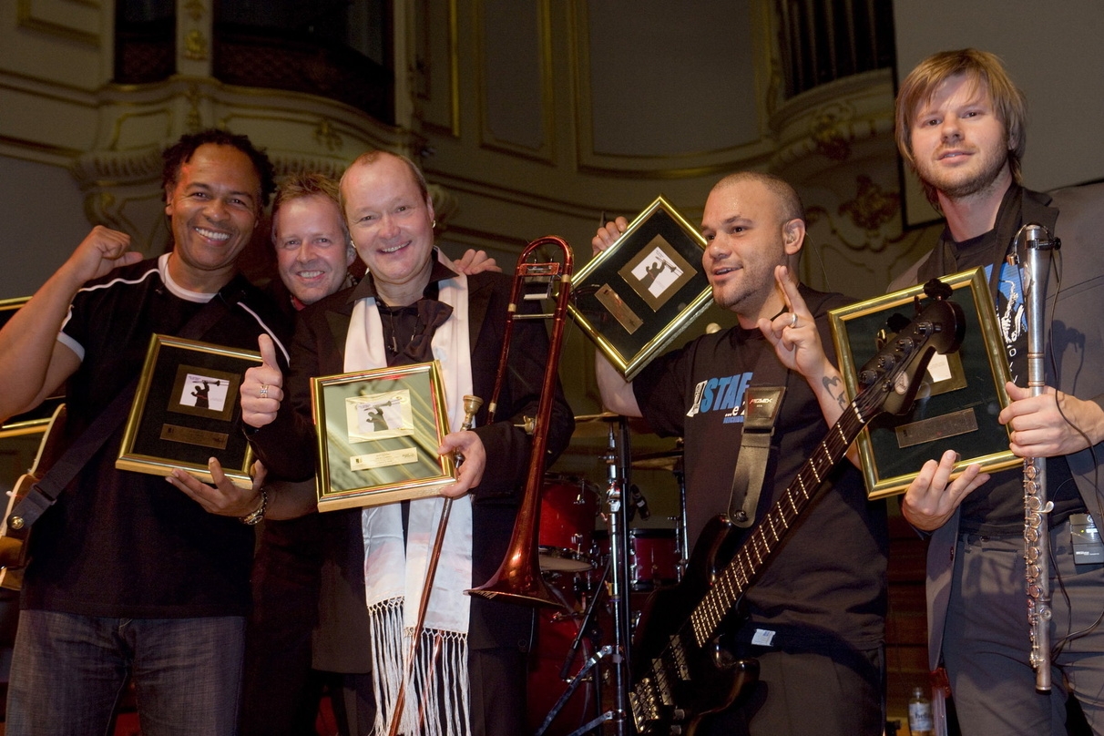 Präsentiert Gold: Nils Landgren (M.) mit seiner Funk Unit||Freuen sich über goldenen Jazz-Award (v.l.n.r.): Ray Parker Jr., Wolfgang Haffner, Nils Landgren, Magnum Coltrane Price und Magnus Lindgren