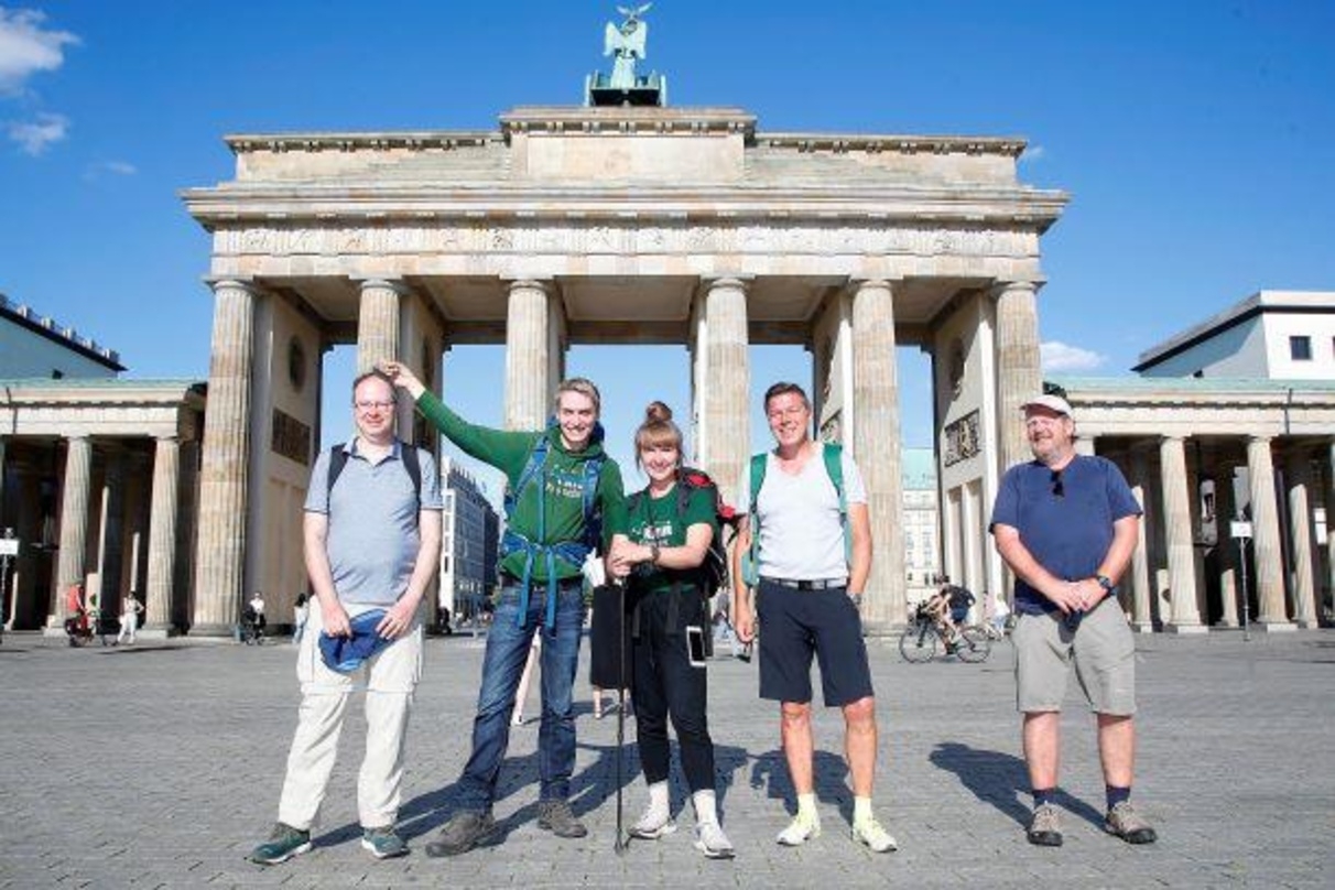 Vereint vor dem Brandenburger Tor (von links): Ingo Stein, Meik Gudermann, Laura Kuhlen, Maik Klokow und Ralf Kokemüller (alle Mehr-BB Entertainment)