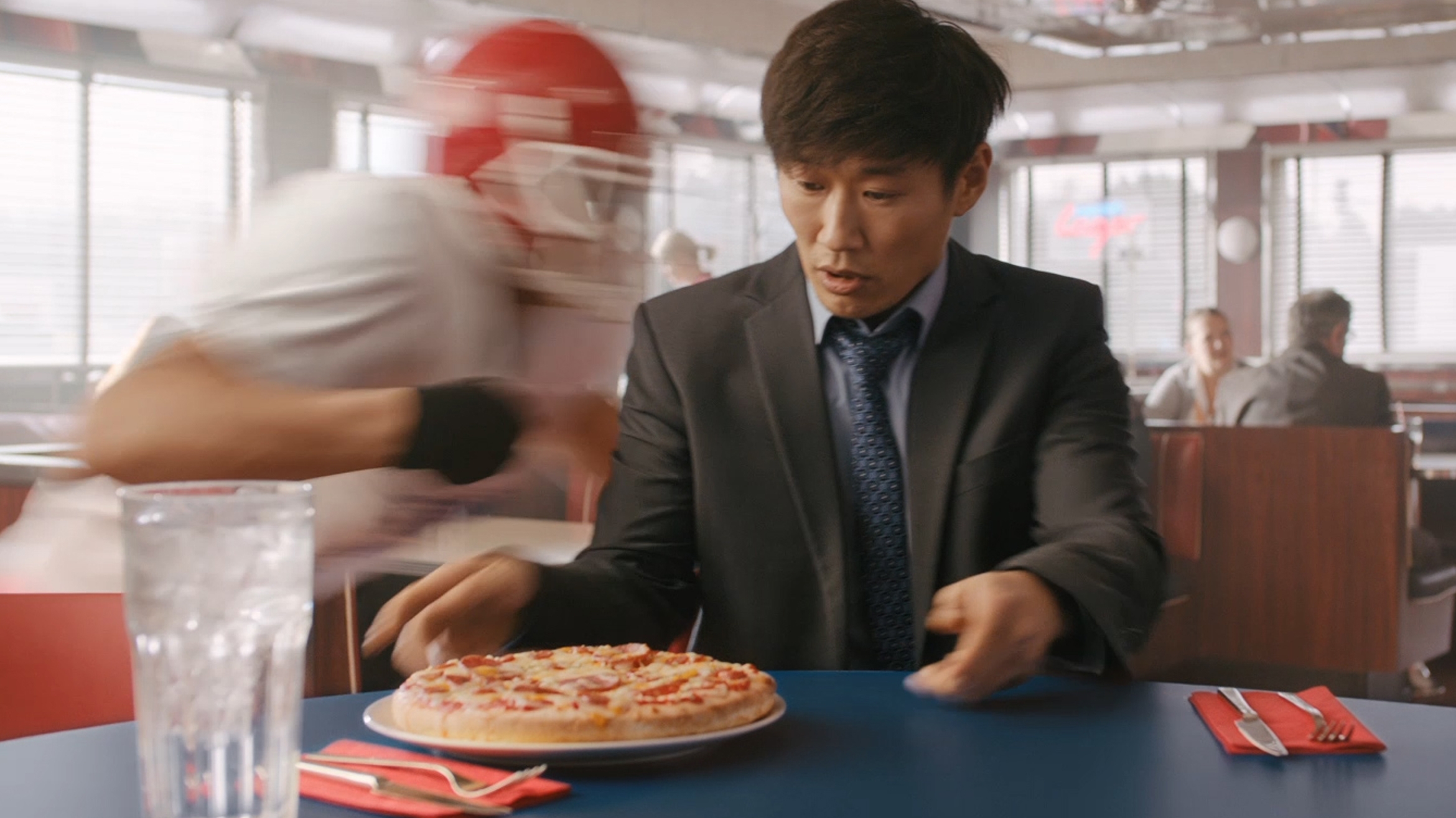 Für eine Pizza wird auch schon mal ein unbedarfter Büroangestellter vom Stuhl getackelt –