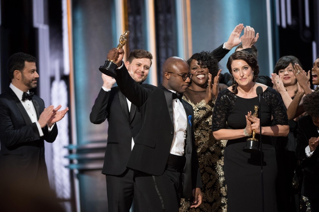 Regisseur und Drehbuchautor Barry Jenkins und Produzentin Adele Romanski mit dem Oscar für "Moonlight"
