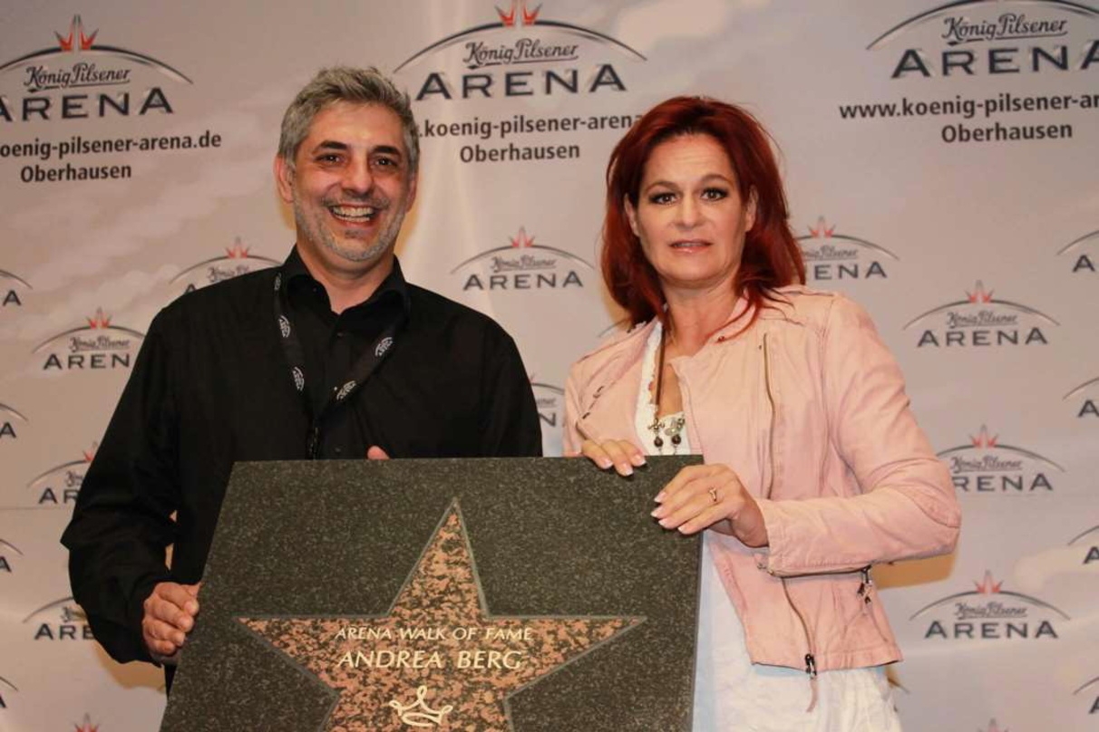 Nahm den Stern für 50.000 verkaufte Tickets entgegen: Andrea Berg mit Arena-Geschäftsführer Johannes Partow