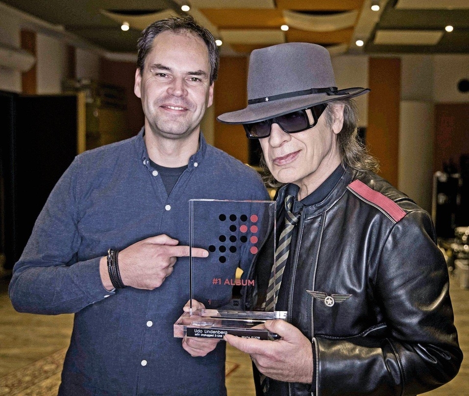 Bei der Verleihung des Nummer 1 Awards für "MTV Unplugged 2 - Live vom Atlantik: Udo Lindenberg (rechts) mit GfK-Entertainment-Geschäftsführer Mathias Giloth