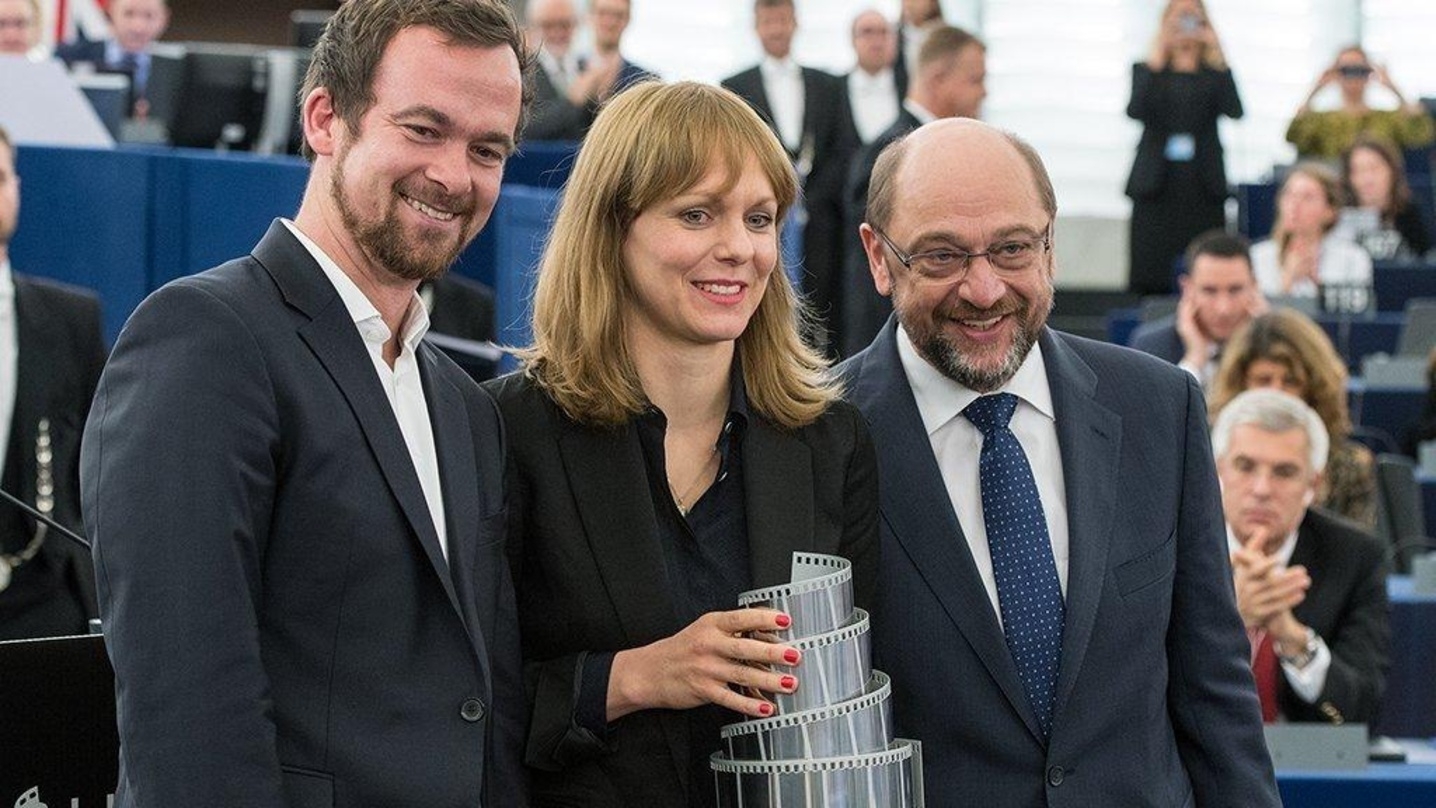 Maren Ade mit Produzent Jonas Dornbach (Komplizen Film, li.) und EU-Parlamentspräsident Martin Schulz bei der Verleihung des Lux-Filmpreises für "Toni Erdmann"