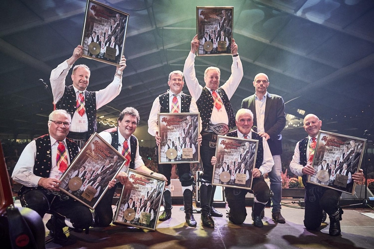 Beim Spatzenfest mit Gold für "Heimat deine Lieder" bedacht: die Kastelruther Spatzen um Norbert Rier (hinten, 2. von rechts) mit Ralf Schedler (Label Head Electrola, hinten, rechts)