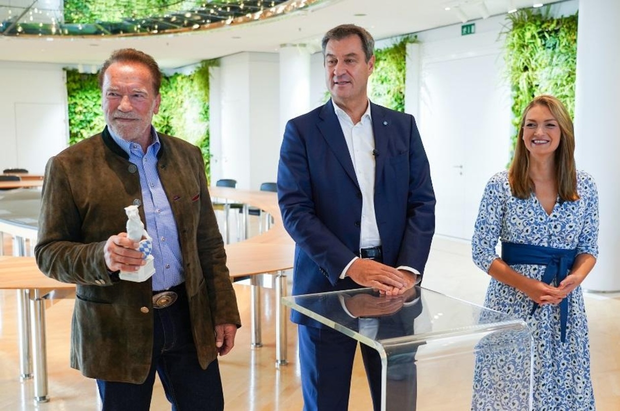 Arnold Schwarzenegger mit Markus Söder und Judith Gerlach