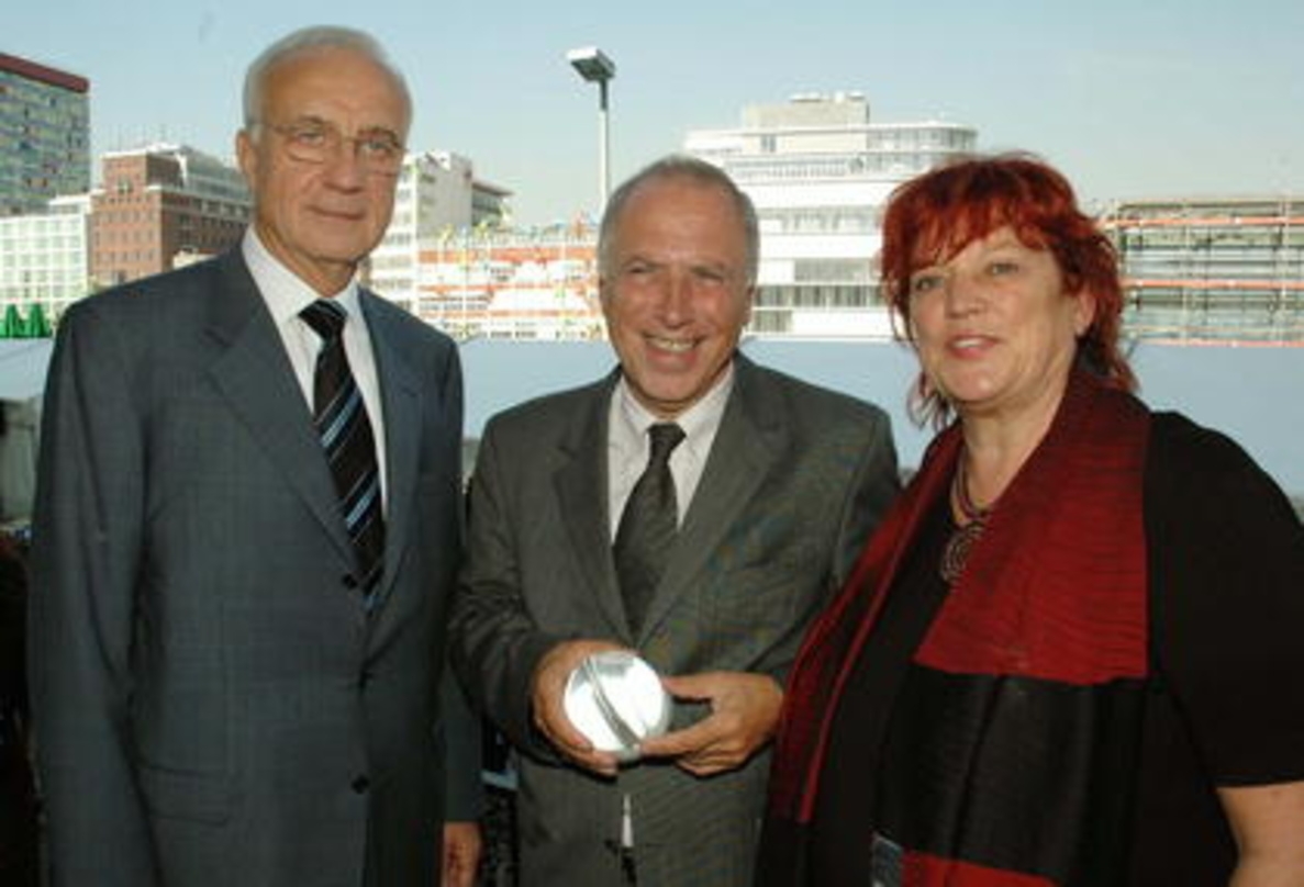 Michael Schmid-Ospach (M.) mit Regina Ziegler und Fritz Pleitgen