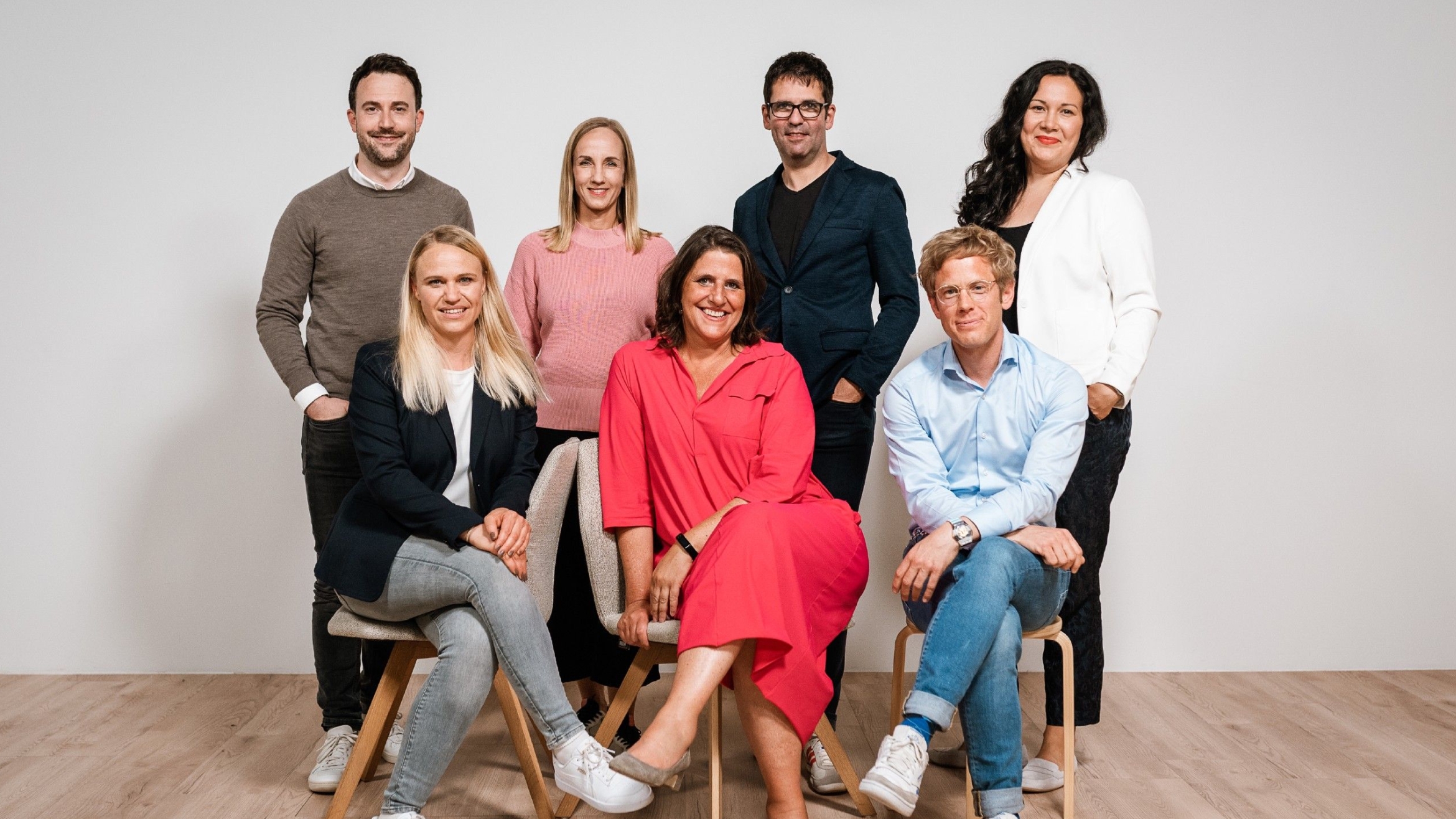 Julian Kösters, Christine Nieland, Matthias Frei, Mina Manoussi (v.h.l.), Bianca Wannemacher, Iliane Weiß, Thorsten Heger (v.v.l.) bilden das RTL-Team –