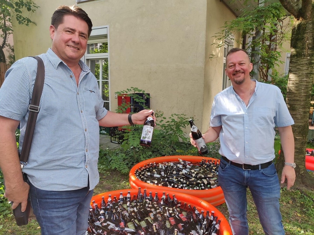 (v.li.) Michael Wiesmüller und Jan Binsmaier eröffnen den Agentur-Biergarten